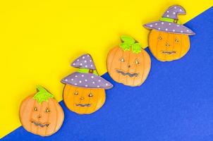 brillantes galletas de jengibre con forma de calabaza de halloween. foto