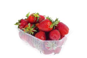 fresas rojas dulces frescas en un recipiente de plástico. foto
