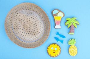 galletas caseras con tema de verano sobre fondo azul. foto