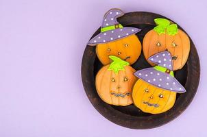 brillantes galletas de jengibre con forma de calabaza de halloween. foto