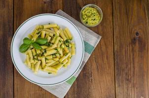 pasta penne con salsa pesto. cocina italiana. foto