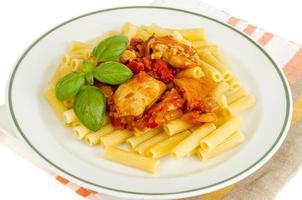 pasta con trozos de pollo, tomate y pimentón dulce. foto