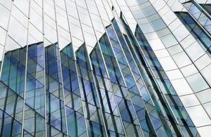 vigas de acero de arquitectura moderna que revisten la fachada de vidrio del edificio comercial foto