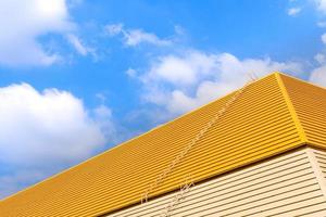 techo sobre un fondo amarillo de cielo azul. foto