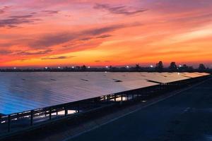 planta de energía solar fotovoltaica en el amanecer de la mañana foto