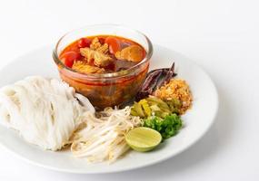 fideos de arroz con salsa picante de cerdo, comida tailandesa foto