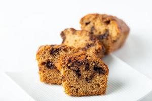 delicioso pastel de plátano con chocolate sobre fondo blanco. enfoque selectivo foto