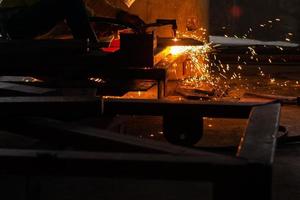 trabajador manual técnico cortó acero con gas en el área de fabricación foto