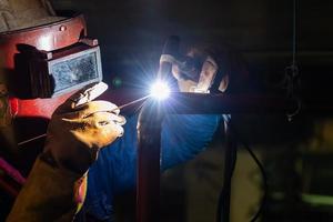 soldador técnico de acero con gas en el área de fabricación foto