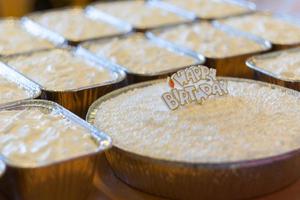 pastel de nube de coco y dulce, feliz cumpleaños foto