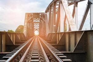 puente ferroviario que cruza el río en el viejo foto