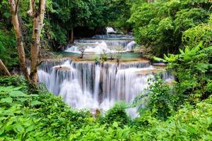 hermosa cascada en el bosque del parque nacional en la cascada huai mae khamin, kanchanaburi tailandia foto