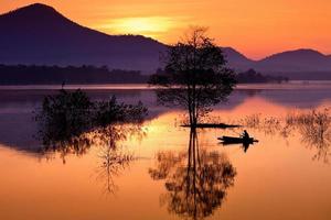 lago pescador en lampang tailandia foto
