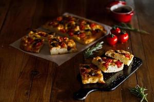 fotografía de productos alimenticios de pan de focaccia. estilo de comida en decoración de madera con accesorios. foto