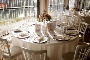 decoración de mesa de boda o bautizo del lugar del evento foto