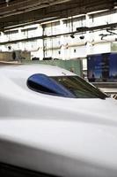 hiroshima, japón - 10 de octubre de 2016 - tren de velocidad shinkansen n700 en la estación de hiroshima en japón. Los trenes de la serie n700 tienen una velocidad máxima de 300 kmh. foto