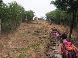 sukhothai tailandia03 de agosto de 2019templo wat saphan hinsukhothai tailandiaestá ubicado fuera de la antigua muralla de la ciudad de sukhothai en el oeste en el área de aranyawat o wat pa este templo. foto