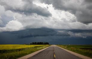 nubes de tormenta cielo de la pradera foto