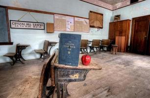 escuela abandonada manzana roja foto