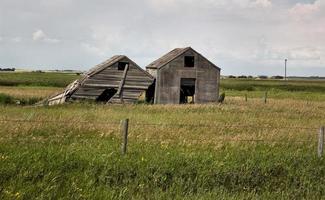 edificios de madera desgastados foto