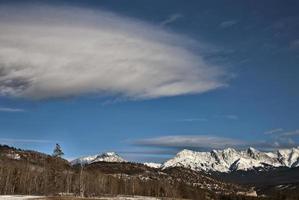 montañas rocosas en invierno canadá foto