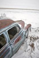 antiguo coche abandonado pontiac foto