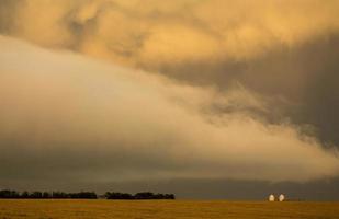 nubes de tormenta cielo de la pradera foto