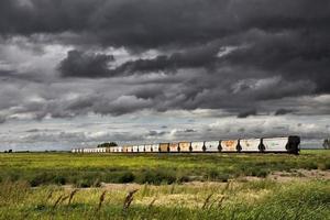 nubes de tormenta saskatchewan tren foto