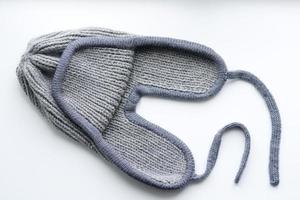 sombrero de punto gris aislado sobre fondo blanco. gorro de lana gris foto