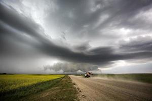 pradera nubes de tormenta foto