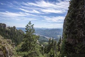 vista sobre bosques de coníferas y montañas rocosas en bulgaria. foto