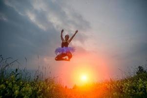 saltando la bailarina en medio de la naturaleza foto