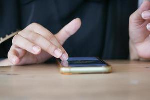 Cerca de la mano de la mujer sosteniendo un teléfono inteligente. foto