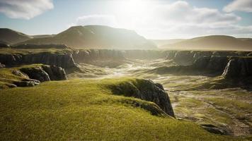 paisaje con montañas y pasto amarillo seco en nueva zelanda foto