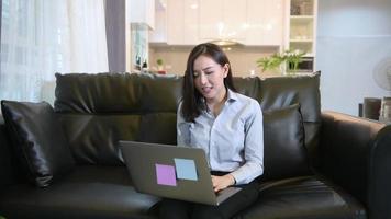 une belle jeune femme d'affaires fait une vidéoconférence via un ordinateur à la maison, concept de technologie d'entreprise. video