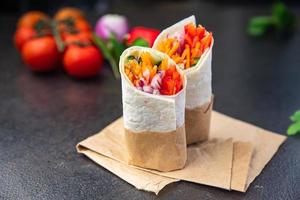 doner kebab shawarma de verduras burrito relleno vegetariano pita vegetariano foto
