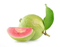 Fruta de guayaba rosa aislado sobre fondo blanco. foto