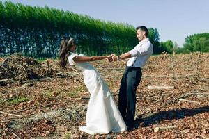 pareja de recién casados en fondo de álamo foto