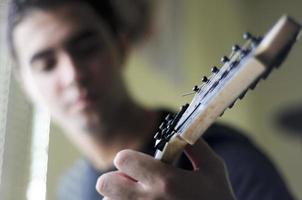 estrella de rock tocando solo en la guitarra. foto