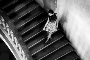 modelo de moda con vestido de diseñador en las escaleras del palacio de carlos v foto