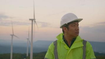 um engenheiro homem está usando um capacete protetor na cabeça, usando dados de engenharia de análise de tablet. video