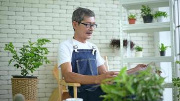 un anciano se relaja con café y lee el periódico en su casa video