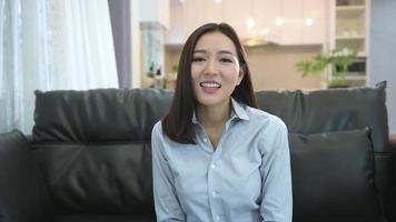 headshot-schermweergave van jonge aziatische vrouw gebruikt laptopcomputer om te videobellen of webcam om haar familie te begroeten, telecommunicatietechnologie, ouderschapsfamilieconcept video