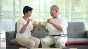 una pareja de ancianos está comiendo alimentos saludables , el concepto de atención médica de los abuelos . video
