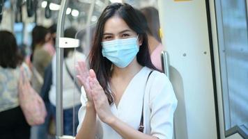 une jeune femme porte un masque de protection dans le métro , protection contre le covid-19 , voyage de sécurité , nouvelle normalité , distanciation sociale , transport de sécurité , voyage sous le concept de pandémie . video