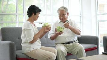 una pareja de ancianos está comiendo alimentos saludables , el concepto de atención médica de los abuelos . video