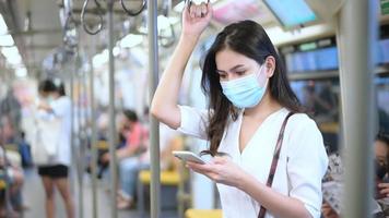 une jeune femme porte un masque de protection dans le métro , protection contre le covid-19 , voyage de sécurité , nouvelle normalité , distanciation sociale , transport de sécurité , voyage sous le concept de pandémie . video