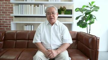 Senior asiatischer Mann macht Videoanrufe im sozialen Netzwerk mit Arzt Beratung über gesundheitliche Probleme, Kopfschuss Nahaufnahme Porträt. video