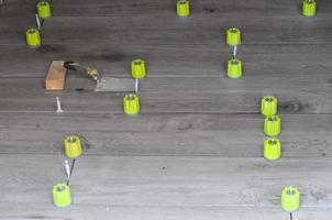 Trabajos de alicatado en un sitio en construcción. foto