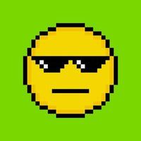 emoticono amarillo en estilo pixel art vector